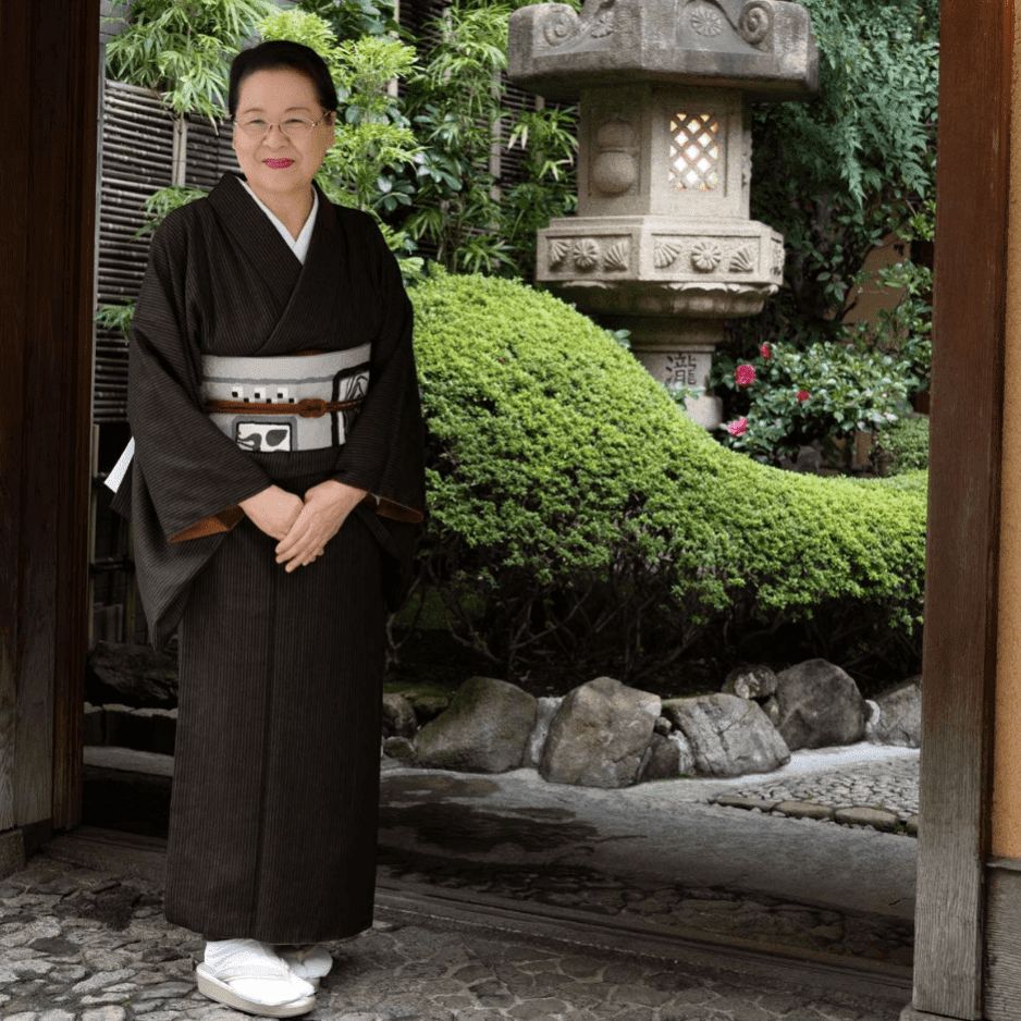 庭に立つ女将