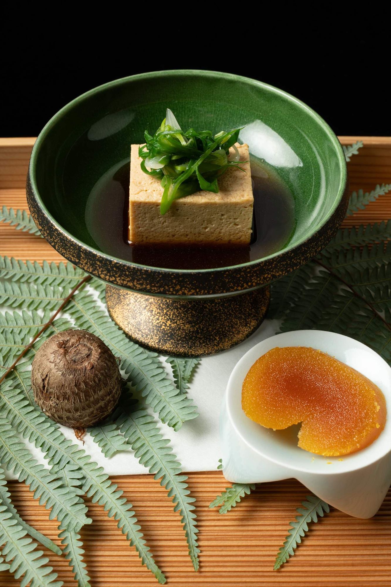 青磁の器に盛った豆腐と、からすみを添えた八寸