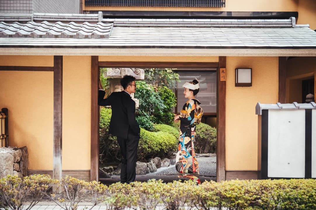 滝川の玄関前に立つ着物姿のご家族