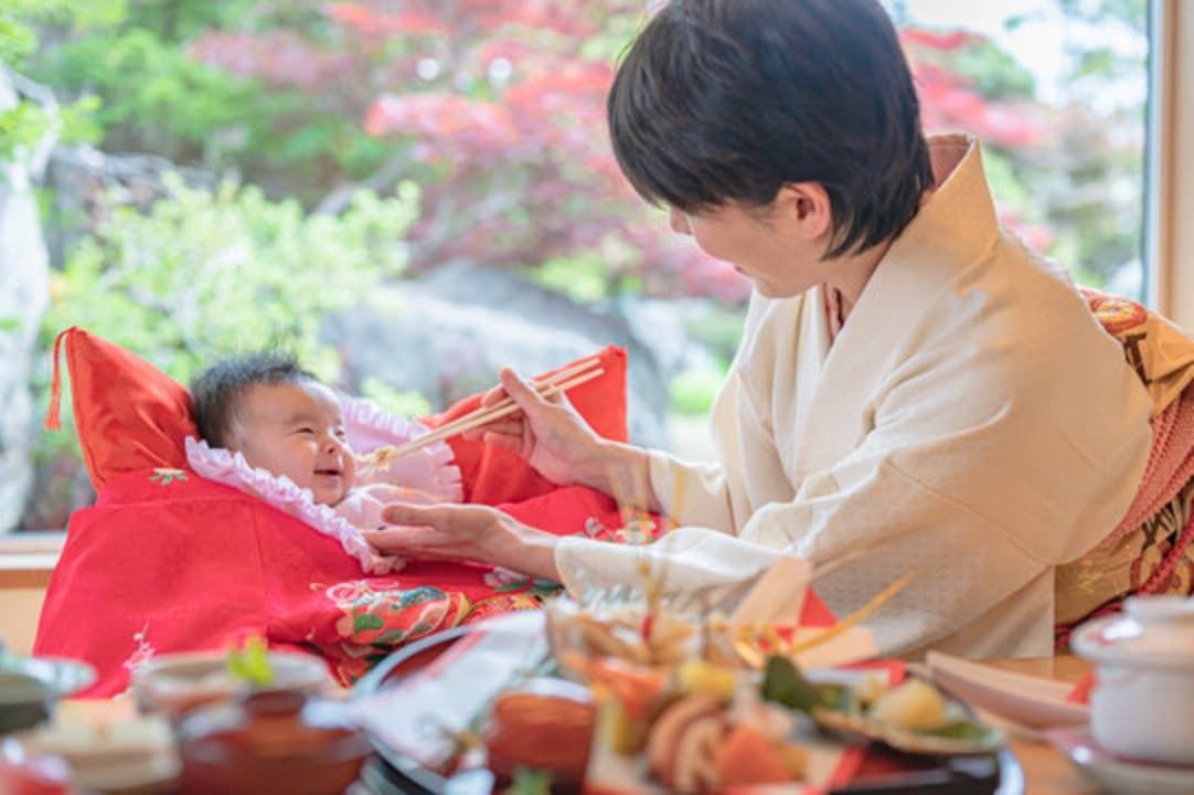 祝い膳を囲むお食い初めの様子